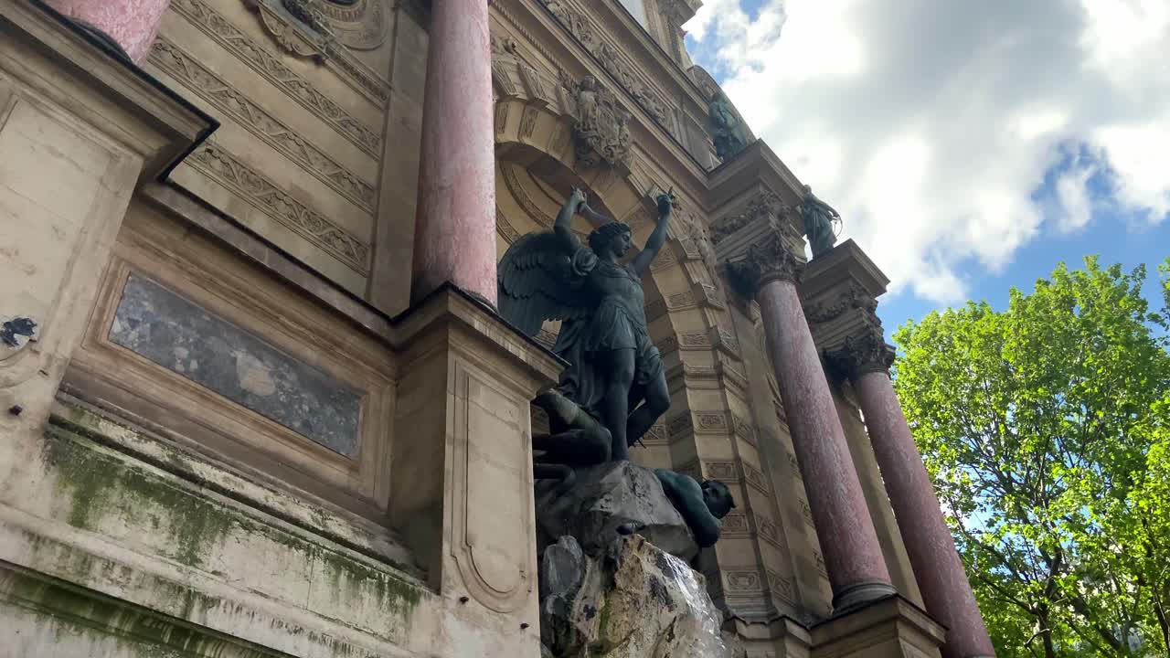 вид под низким углом на фонтан святого мишеля в париже, франция, днем