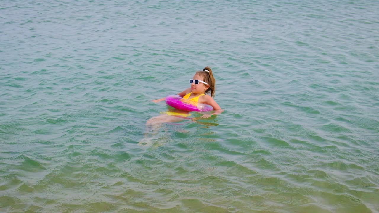 el niño corre hacia el mar. enfoque selectivo.