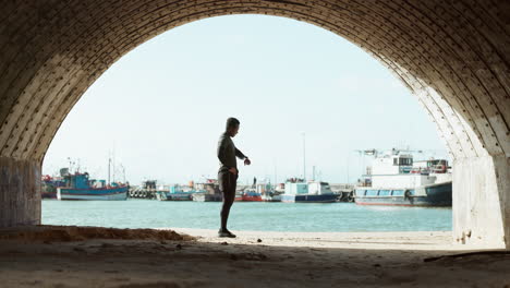 comprobación de tiempo, corriendo y un hombre negro en la playa