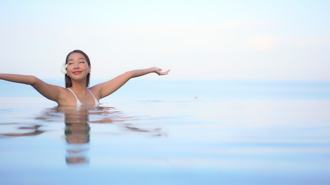 수영장, 반사, 소프트 포커스에서 아름 다운 영적 여자