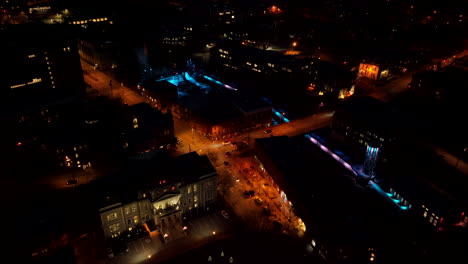 Vista-Aérea-De-Autos-Conduciendo-En-La-Calle-De-La-Ciudad-De-Sherbrooke-Iluminada-Con-Luces-Durante-La-Noche---Retirada-De-Drones