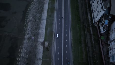 Toma-De-Dron-De-4k-De-Auto-Moviéndose-En-Una-Carretera