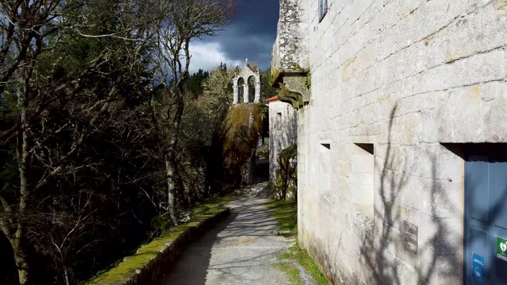 Volato aereo sul monastero spagnolo di San Pedro de Rocas a Esgos, Ourense