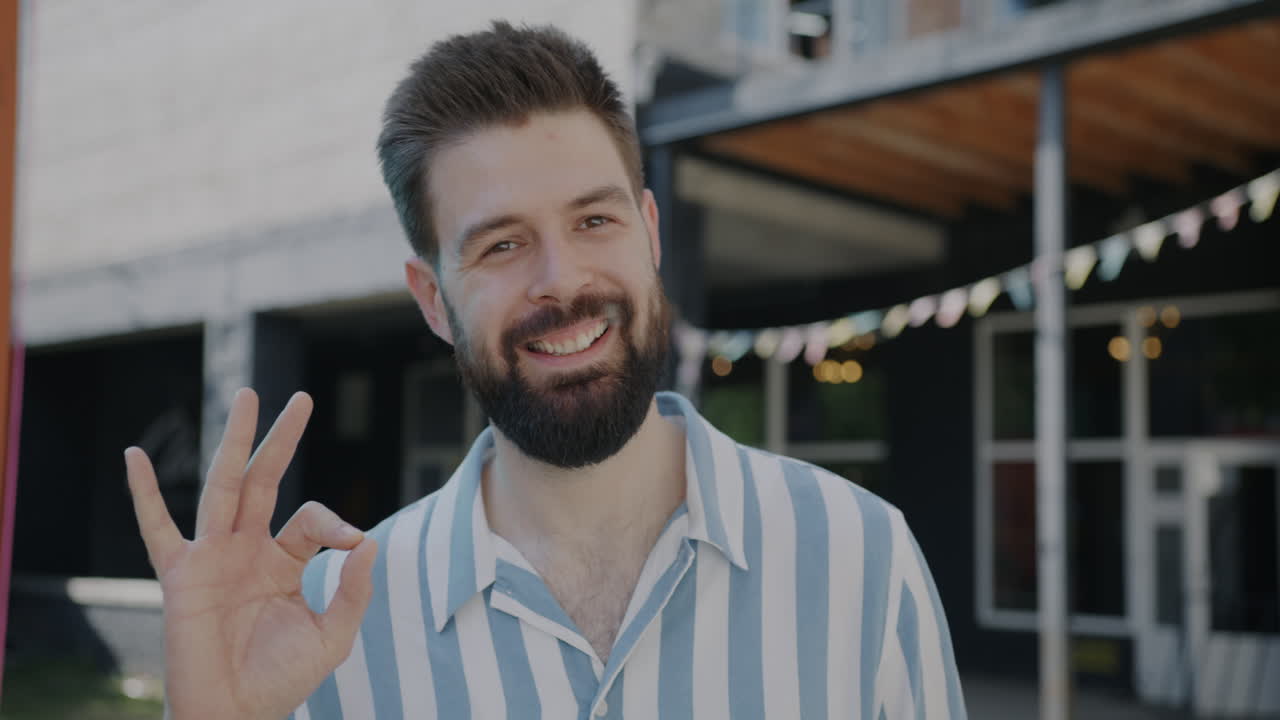 hombre feliz sonriendo al aire libre