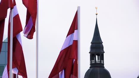 lettische flagge an feiertagen