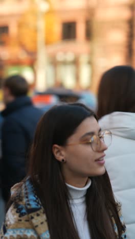 mujer en vista de perfil, con gafas y un pañuelo estampado, al aire libre