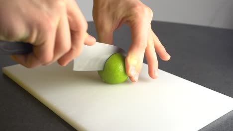 dividir una lima con un cuchillo de cocina