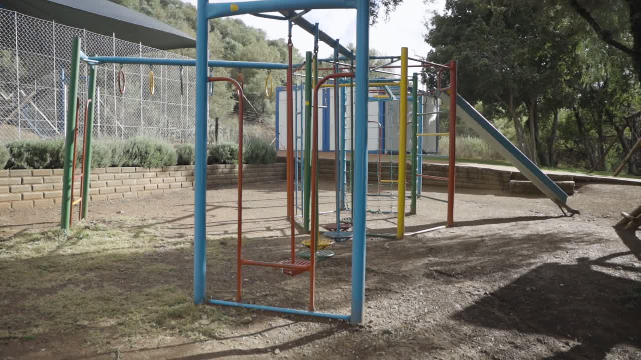 en juegos de patio de recreo como ejercicio de obstáculos