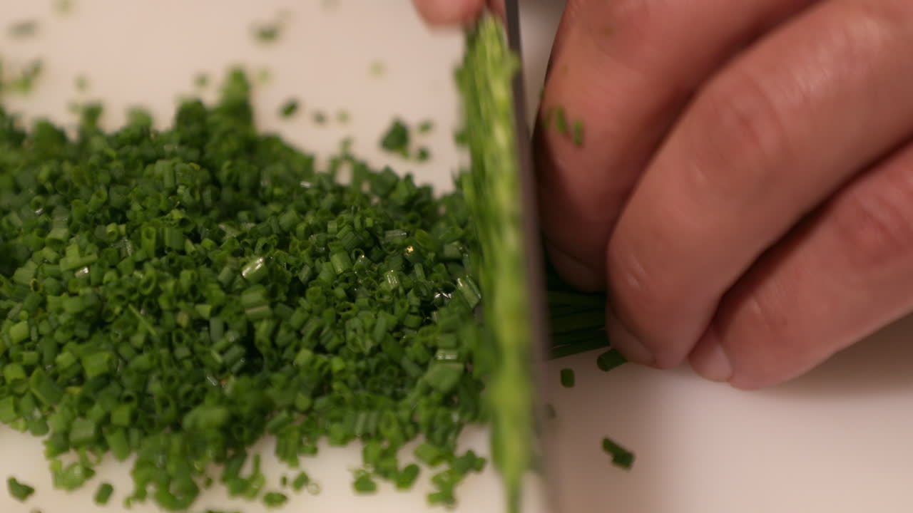 Hakker frisk purløg på skærebrættet til sushiforberedelse - nærbillede, slow motion