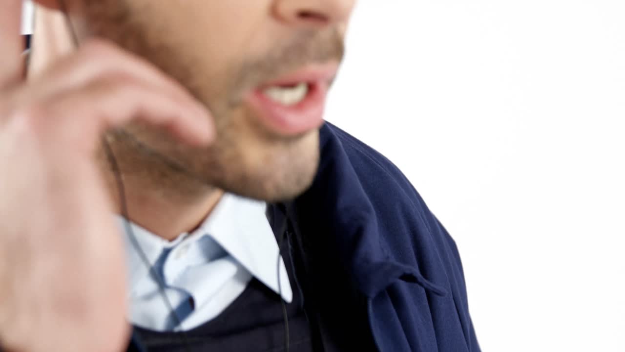 el guardia de seguridad hablando por walkie talkie.