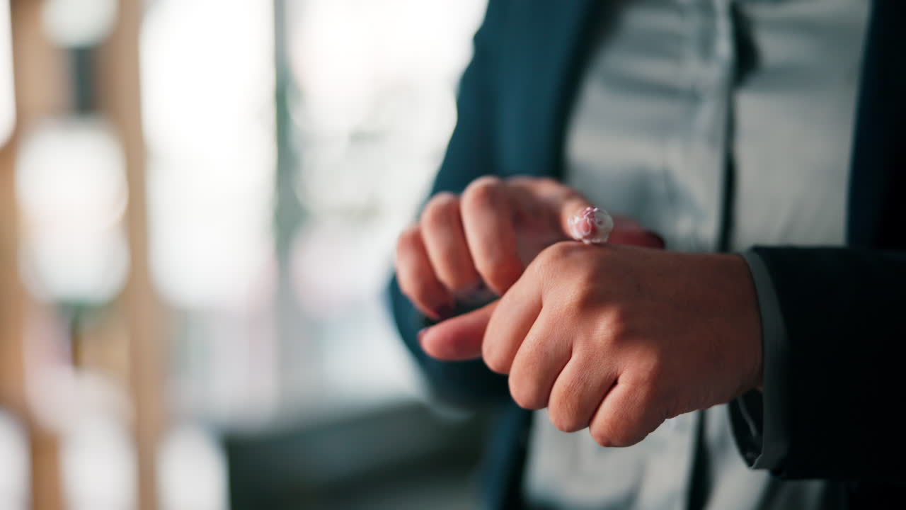 손에 크림을 적용하는 것