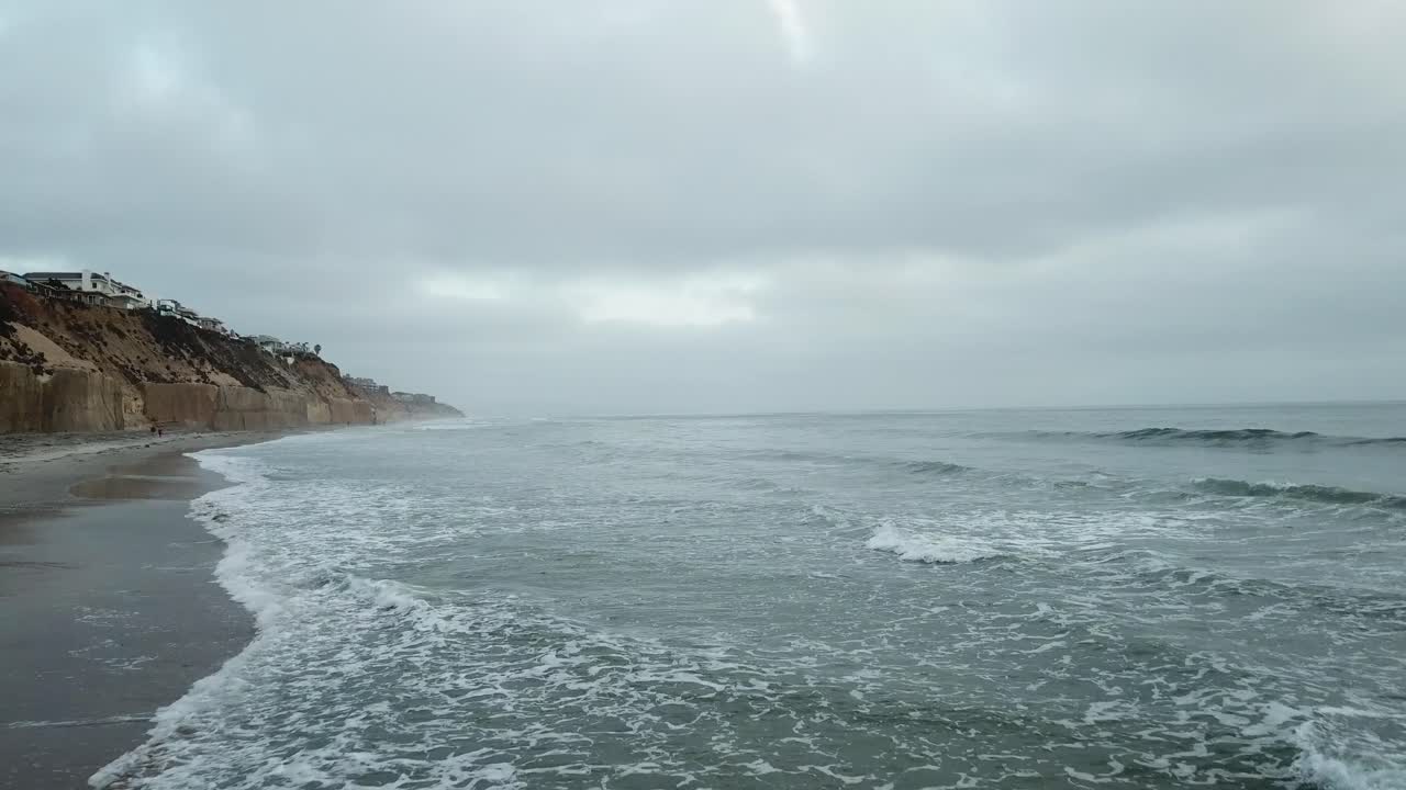 구름이 많은 날 해안에서 바다로 날아다니는 드론의 전망