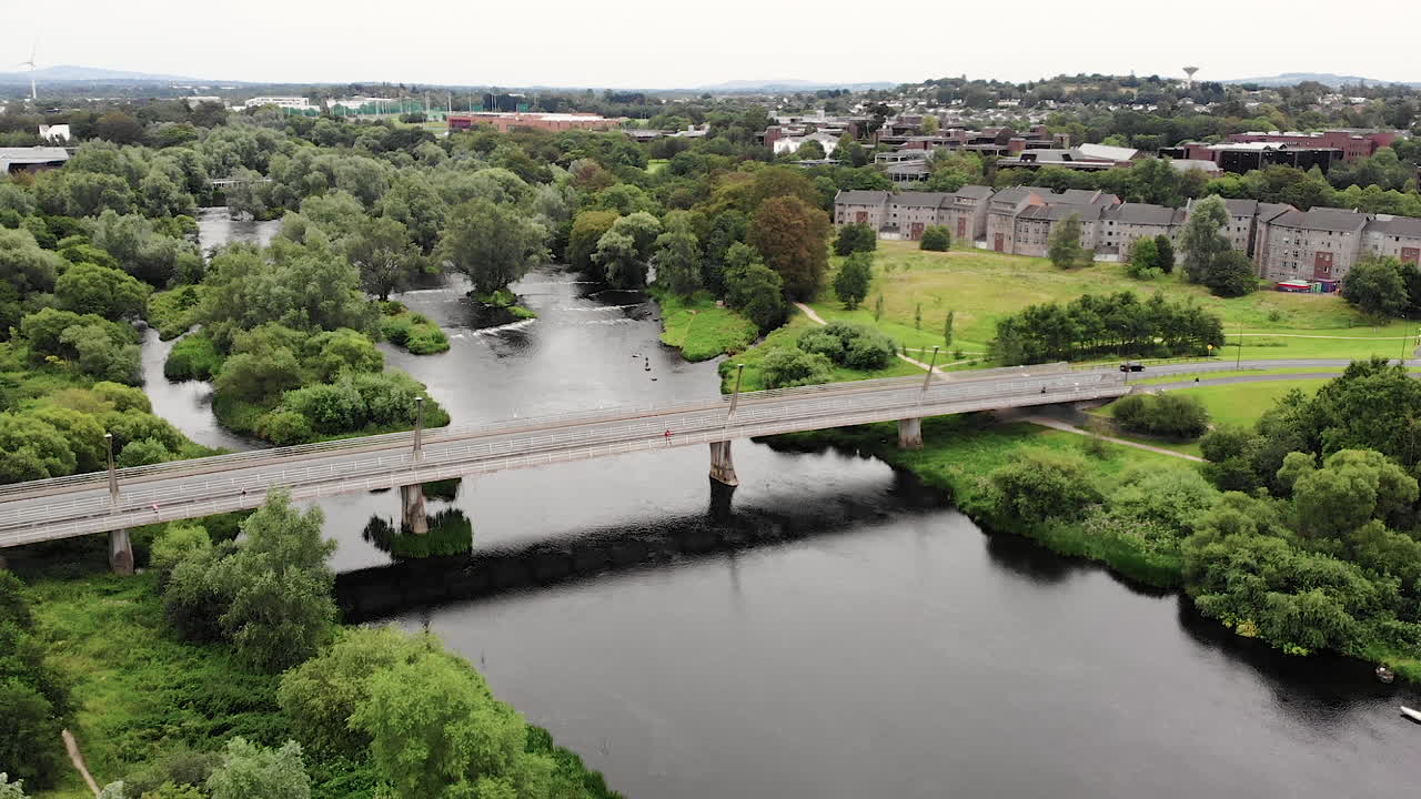 vista aérea del puente sobre el río shannon por el campus de la universidad de limerick, irlanda