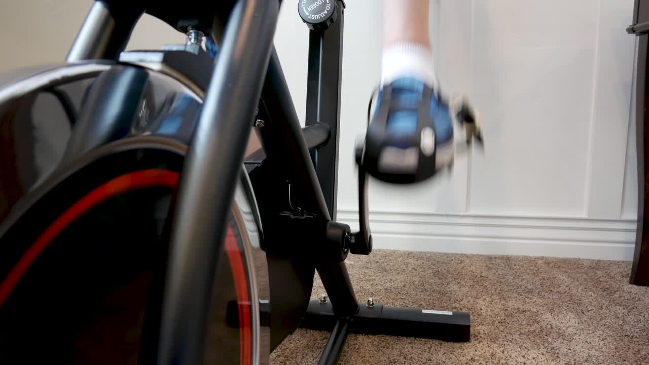 mujer madura, equitación, bicicleta estacionaria, -, aislado, en, pie, venta ambulante