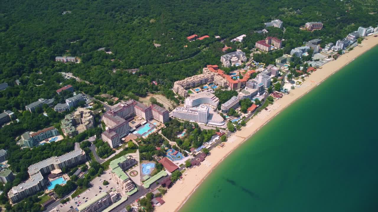 воздушный вид на пляж и отели в золотых песках, златни пиасачи. варна, болгария