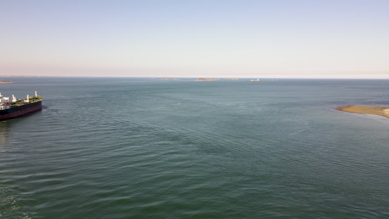 열린 바다를 향해 항구를 떠나는 연료 유조선 공개의 항공 영상