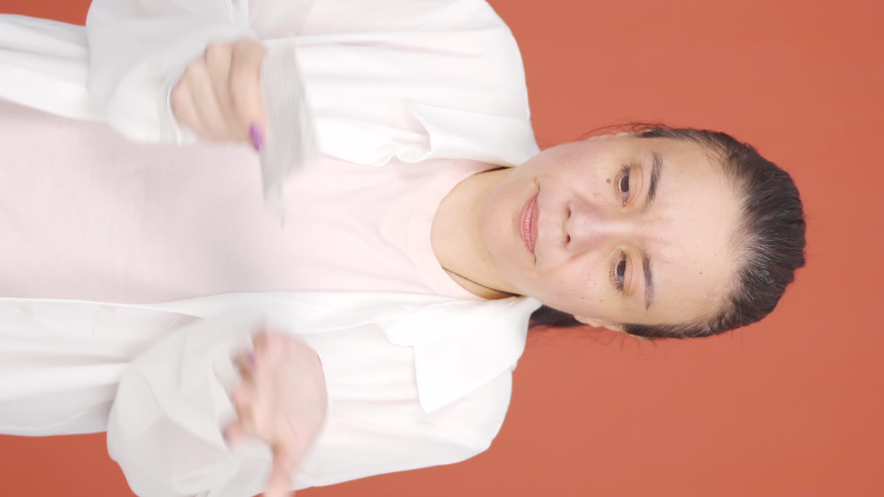 vídeo vertical de una mujer enojada con un pico alto.