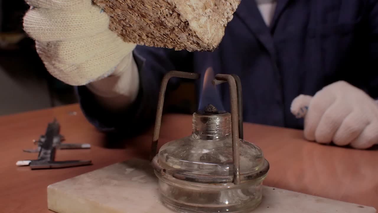 나무 복합 재료의 불타기성을 테스트하는 것