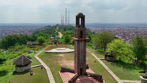 Disparo-De-Dron-Delantero-De-La-Torre-De-Bower-En-La-Cima-De-Una-Colina-En-Ibadan,-Nigeria