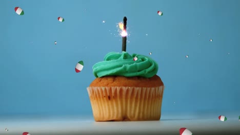 animación de bolas con bandera italiana sobre cupcake con fuegos artificiales