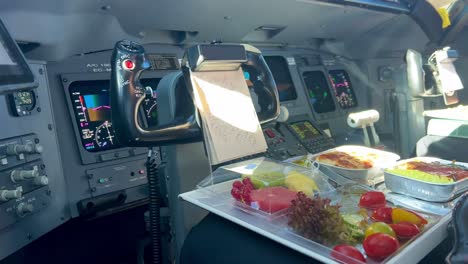 Vista-Cercana-De-Un-Piloto-Comiendo-Su-Comida-De-Tripulación-En-Vuelo-Durante-El-Nivel-De-Crucero,-Luz-Del-Día