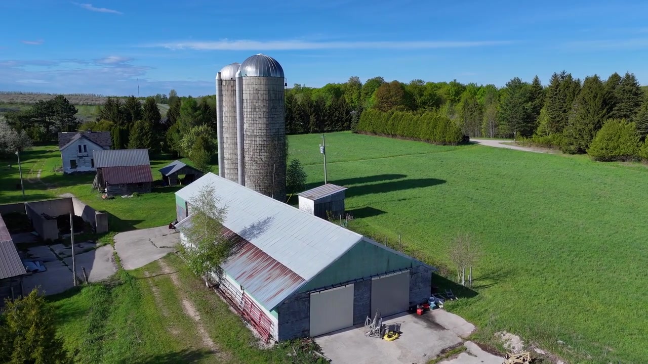 Leelanau County, Michigan'daki tarım binaları ve silolarının havadan görünümü
