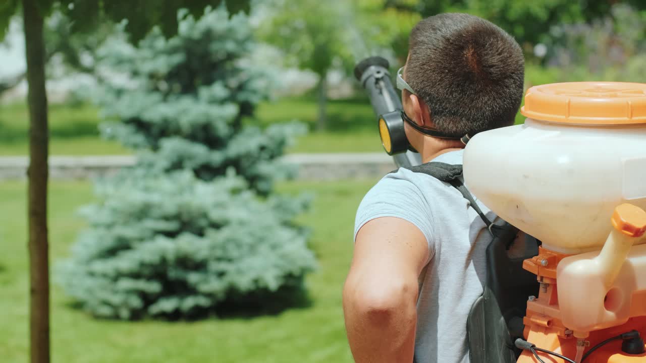 agricultural, agriculture, bush, bushes, chemic, chemical, countryside, crop, cultivate, cultivation, ecological, ecological agriculture, exterminator, farm, farm worker, farmer, fertilizer, field, fumigate, garden, gardener, pesticide., protective mask, spray, spraying toxic