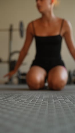 mujer haciendo ejercicio en el gimnasio