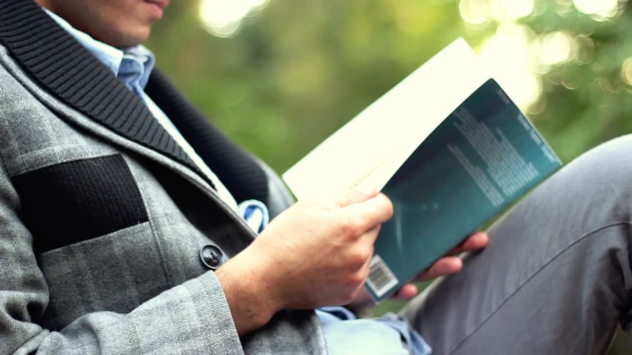 책 1 을 읽고 있는 젊은 사업가