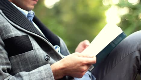joven empresario leyendo el libro 1