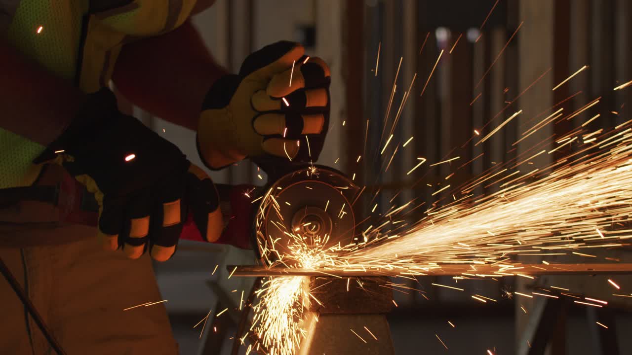 trabajador de la construcción moliendo metal y haciendo chispas, primer plano