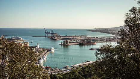 Terminal-Marítima-Del-Puerto-De-Málaga,-España-Vista-Desde-El-Monte-Gibralfaro---Lapso-De-Tiempo