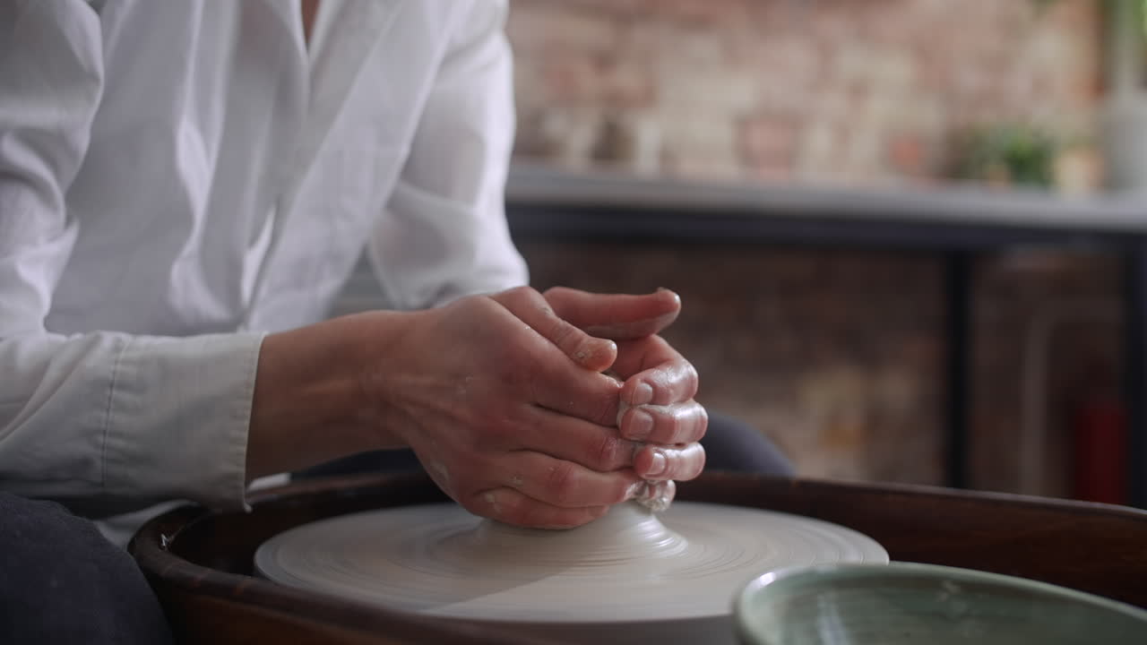 mujer trabajando en una rueda de cerámica