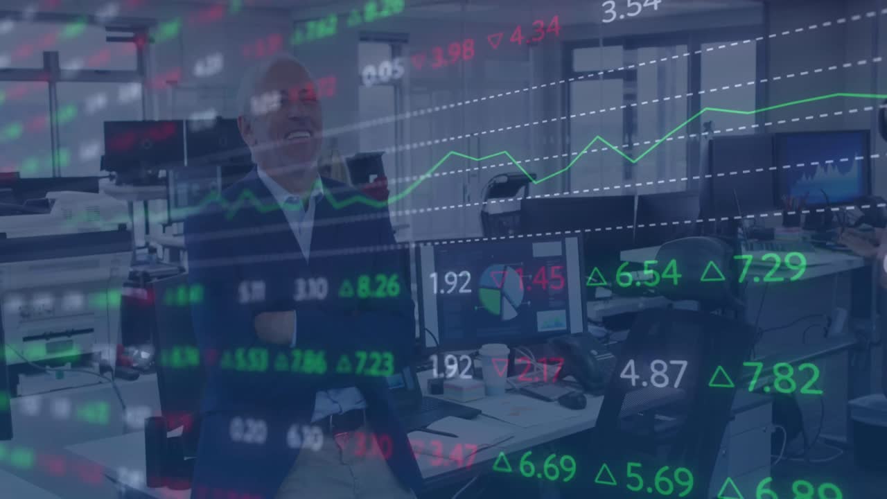 Animasjon av finansiell databehandling over en eldre kaukasisk forretningsmann som smiler på kontoret.