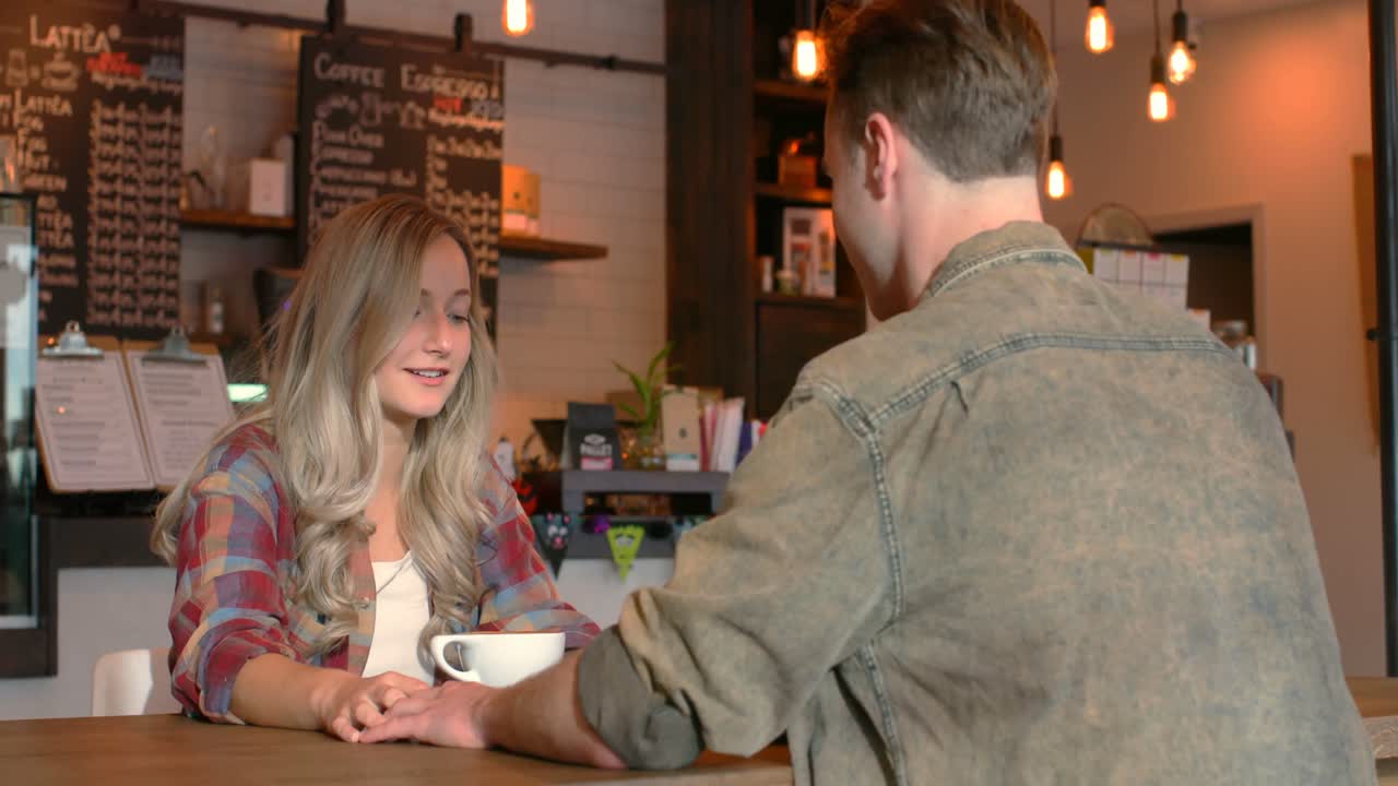 Pareja joven junta en una cafetería 4k
