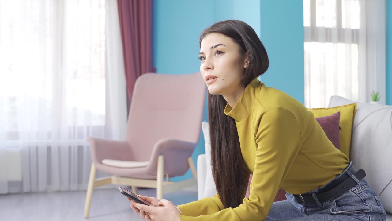 우울증을  ⁇ 고 있는 좌절한 소녀, 잘못된 결정에 대해 걱정하고 있습니다.