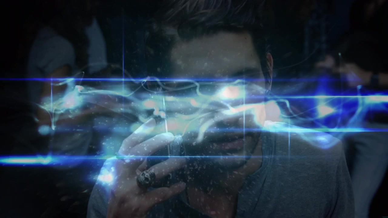 Animação de rastros de luz sobre homem caucasiano falando ao smartphone