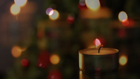animación de velas sobre el árbol de navidad y regalos