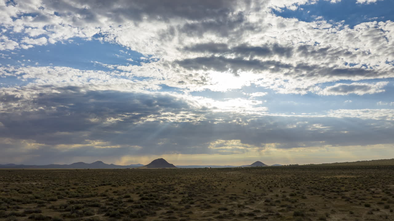 lluvia distante sobre el paisaje del desierto de mojave - deslizamiento aéreo hiper lapso