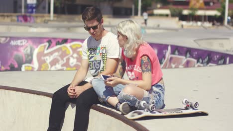 hombre hablando con su novia en un parque de skate