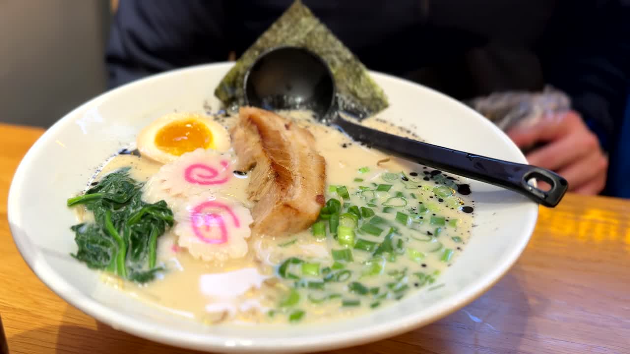 일본 라멘은 다채로운 고기와 채소 핑과 함께 그에 제공됩니다.