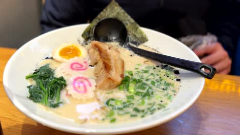 Ramen-Japonés-Servido-En-Un-Bol-Con-Coloridos-Aderezos-De-Carne-Y-Verduras