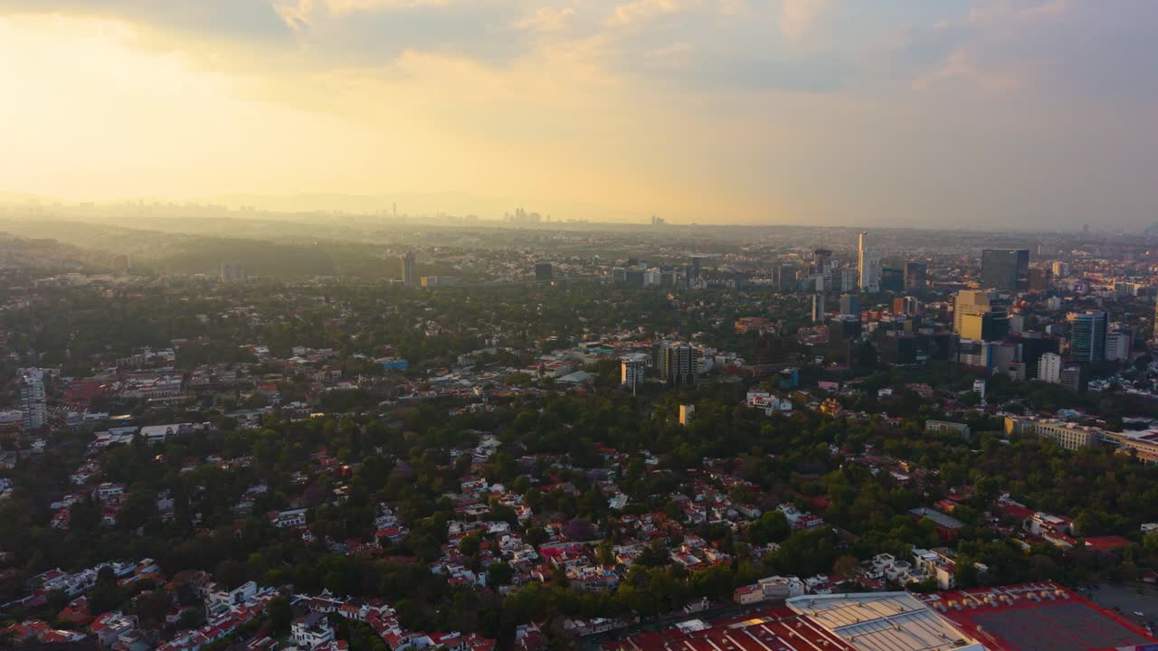 Altın Saatte Güney Meksika Şehri'nin Panoramik Drone Çekimi