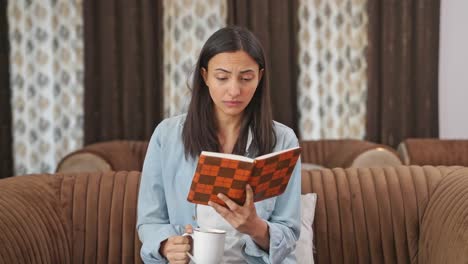 mujer india leyendo un libro