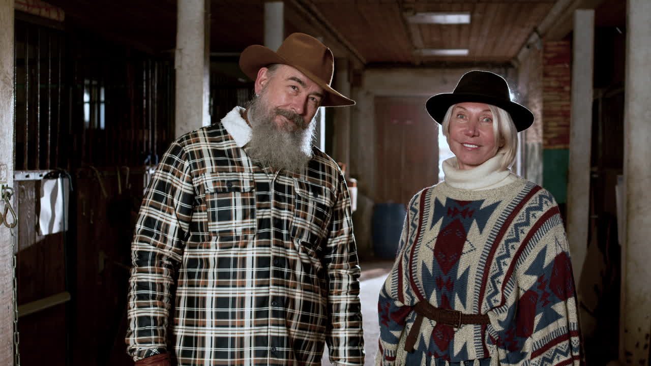 실내에서 포즈를 취하는 커플