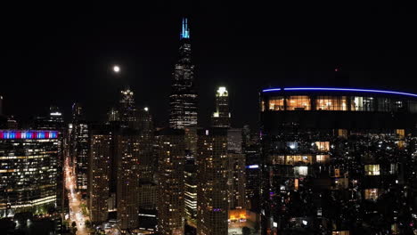 edificio de apartamentos brillante, luna llena sobre el bucle oeste, el horizonte de chicago - vista aérea