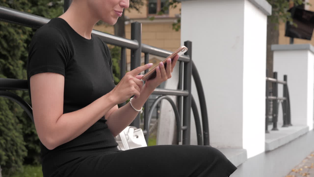 야외에서 스마트폰을 사용하는 여성