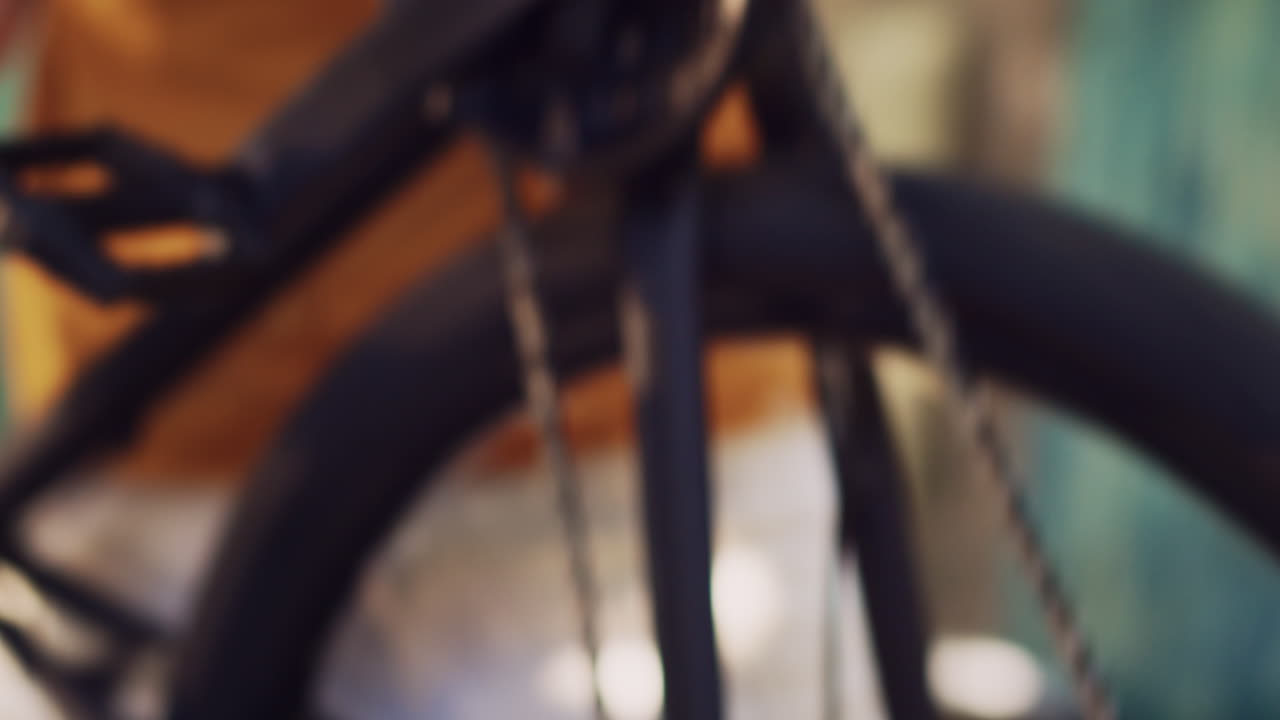 야드 에서 자전거 바 ⁇  체인 을 검사 하는 사람