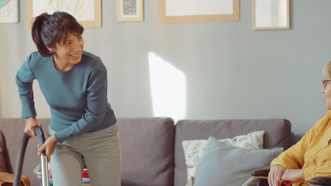 집안 일 을 하는 자원 봉사자