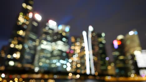 vista borrosa de los edificios de la ciudad de singapur por la noche,